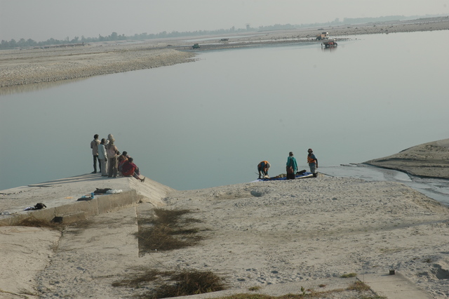 24th November 2014 – 2. Preparing the Kayak, just below Banbasa Barrage on the the Sharda, Uttarakhand, India